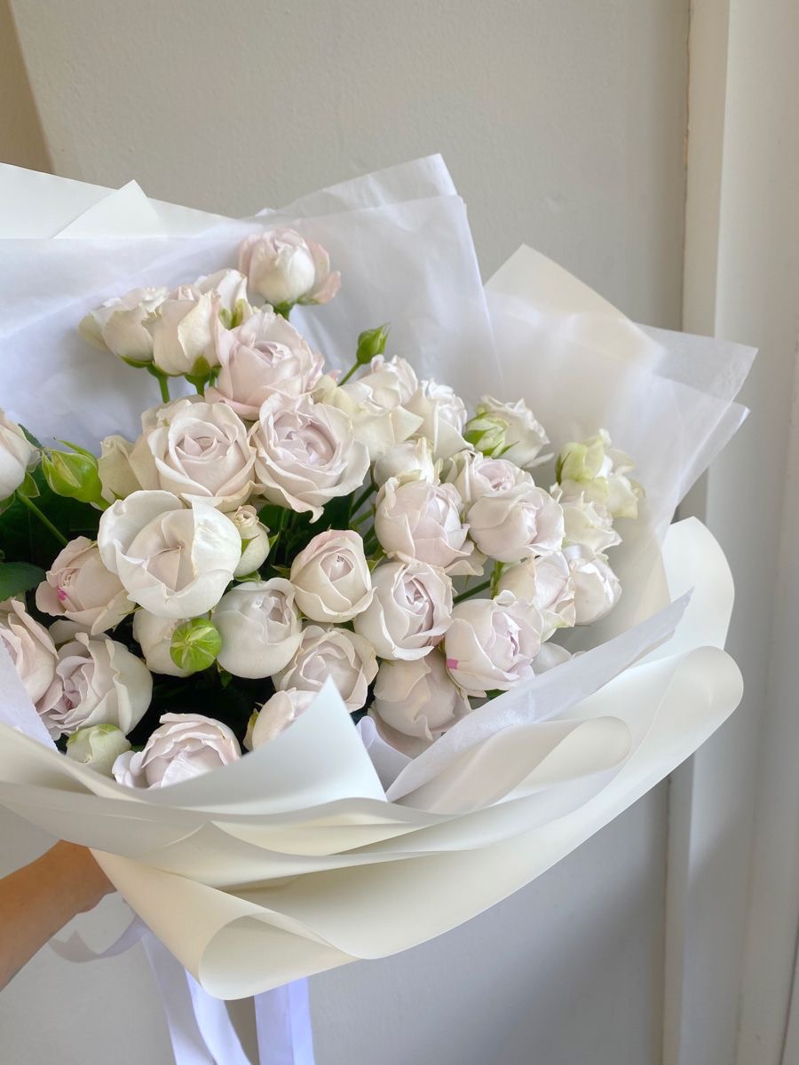 Bouquet of 30 white roses in the online flower shop BlumenHorizon