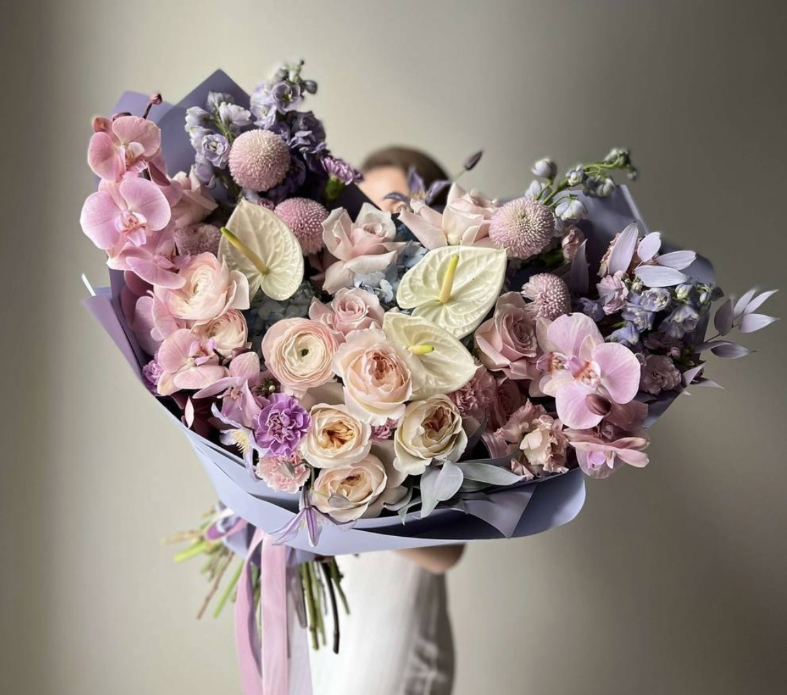 Gemischte Blumensträuße mit zarten Ranunkeln, Pfingstrosenrosen im Online-Blumenladen BlumenHorizon