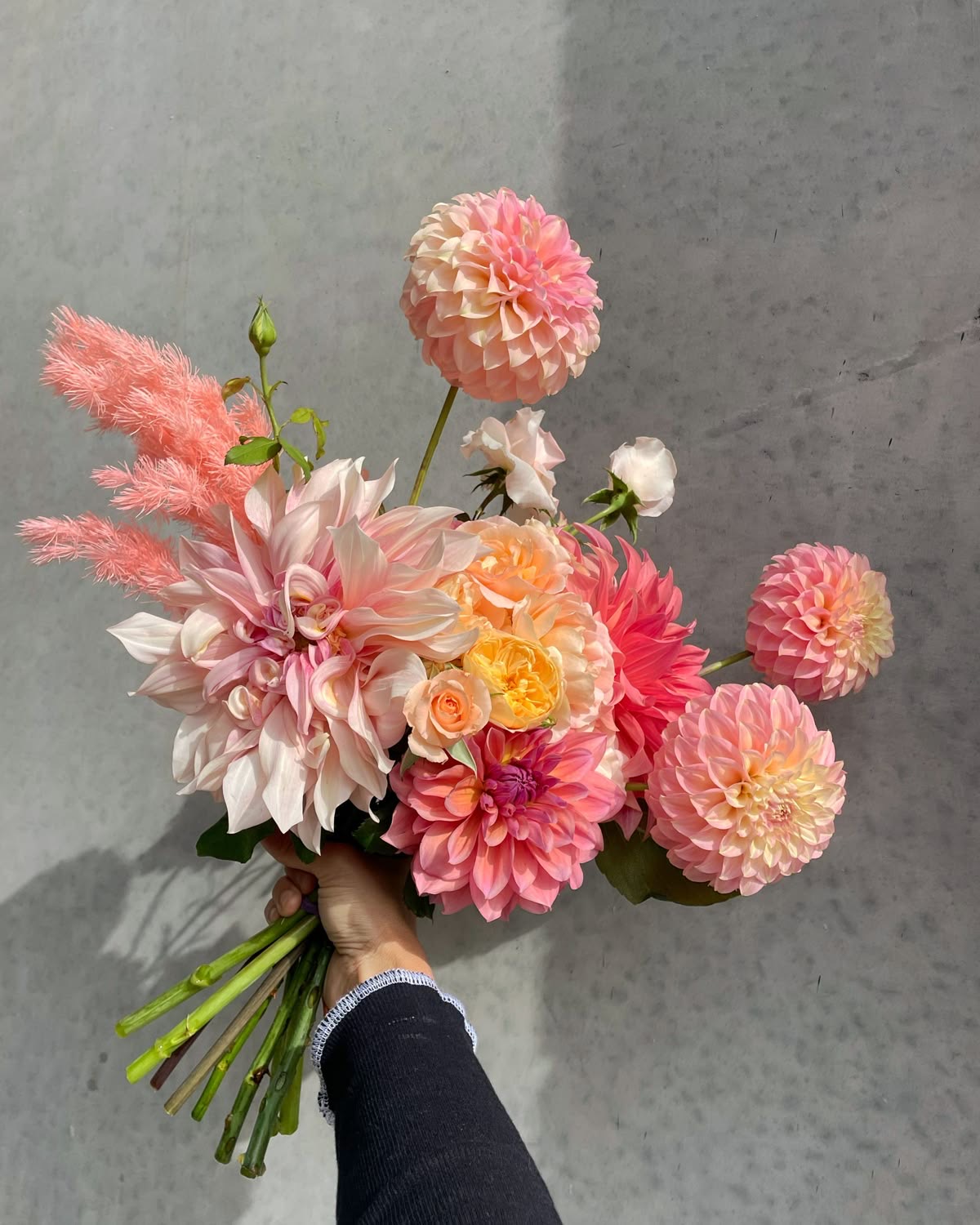 Mixed bouquets with chrysanthemums in the online flower shop BlumenHorizon